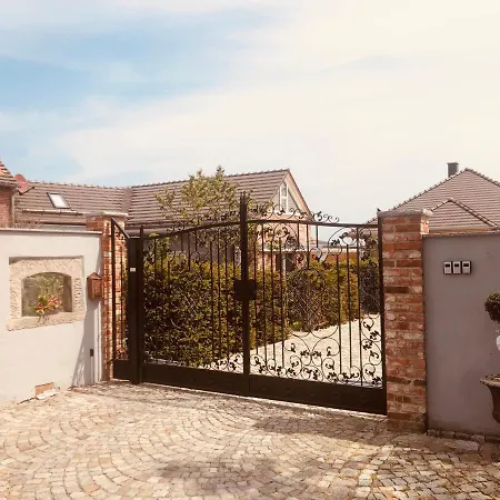 بيت للعطل Alte Schmiede Mit Sauna, Pool Und Whirpool Im Aussenbereich Schoenstes Der Lausitz *