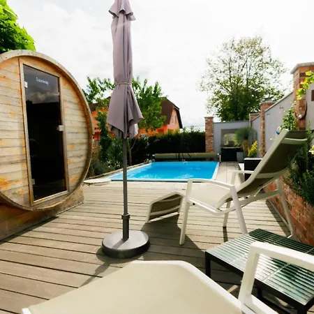 Alte Schmiede Mit Sauna, Pool Und Whirpool Im Aussenbereich Schoenstes Der Lausitz Сasa de vacaciones Elsterheide
